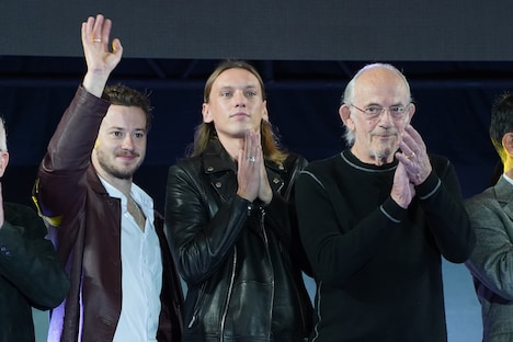 左からジョセフ・クイン、ジェイミー・キャンベル・バウアー、クリストファー・ロイド。