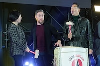 左から酒井美佐子、ジェームズ・マカヴォイ、AKIRA。