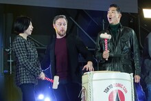 左から酒井美佐子、ジェームズ・マカヴォイ、AKIRA。