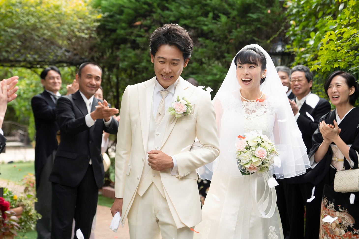 「月の満ち欠け」より、大泉洋演じる20代の小山内堅（左）。