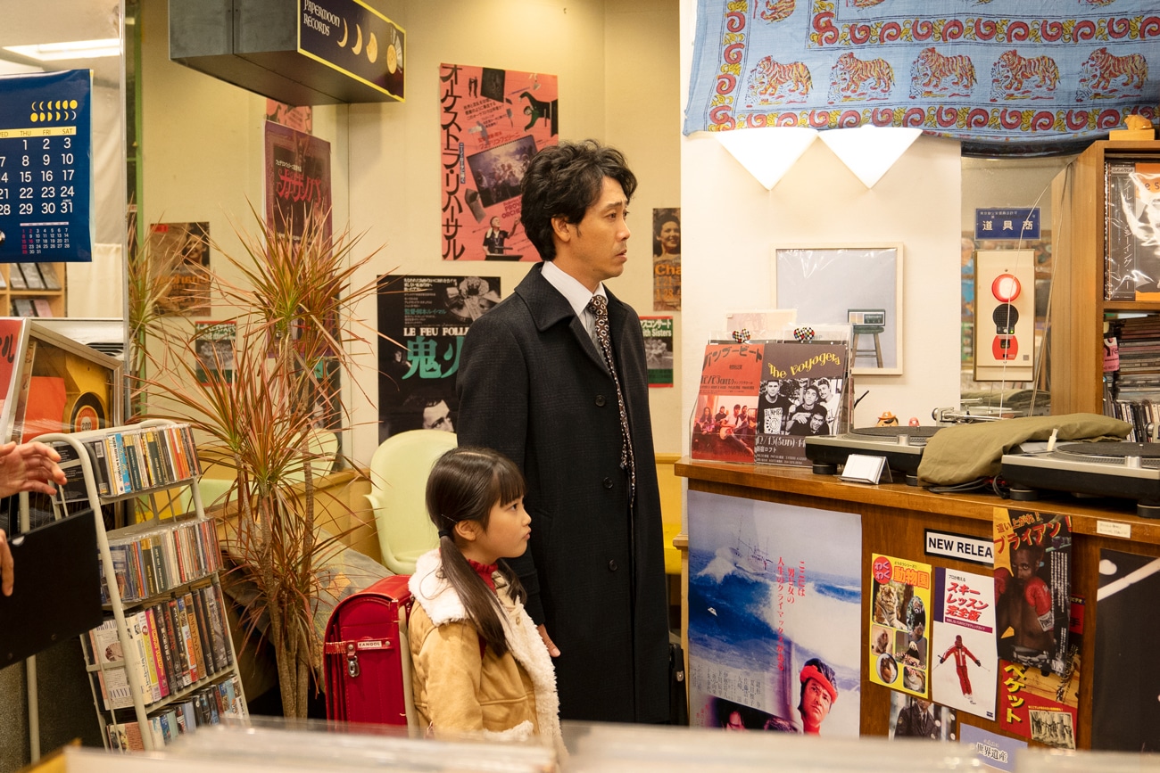 「月の満ち欠け」より、大泉洋演じる30代の小山内堅（奥）。