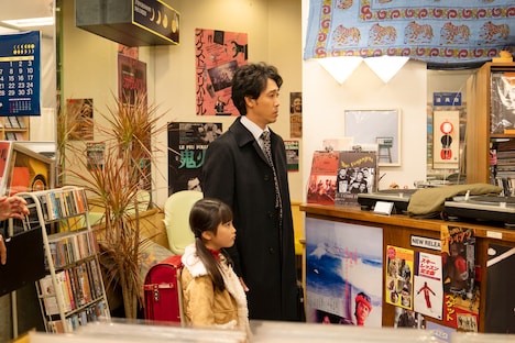 「月の満ち欠け」より、大泉洋演じる30代の小山内堅(奥)。