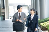 「月の満ち欠け」より、大泉洋演じる40代の小山内堅（左）。