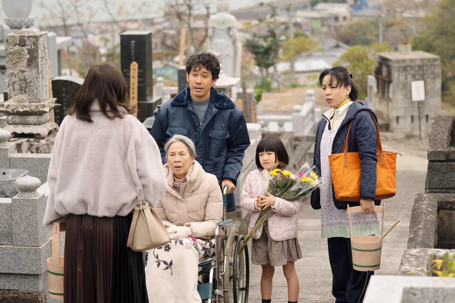 「月の満ち欠け」より、大泉洋演じる50代の小山内堅（左奥）。