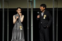 左から伊東蒼、小林啓一。