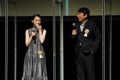 左から伊東蒼、小林啓一。