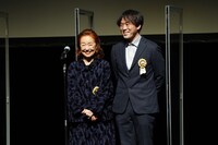 左から宮本信子、狩山俊輔。