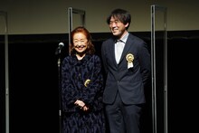 左から宮本信子、狩山俊輔。