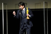 喜びのあまり壇上で踊る佐藤二朗。