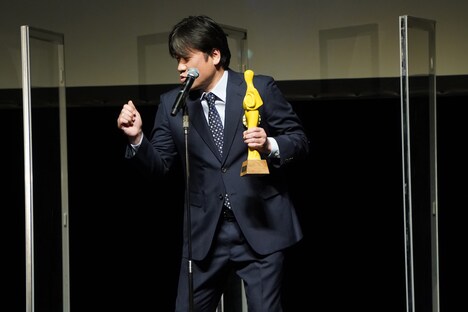 喜びのあまり壇上で踊る佐藤二朗。