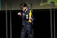 喜びのあまり壇上で踊る佐藤二朗。