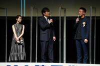 左から伊東蒼、佐藤二朗、片山慎三。