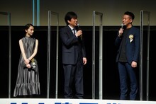 左から伊東蒼、佐藤二朗、片山慎三。