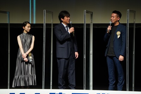 左から伊東蒼、佐藤二朗、片山慎三。