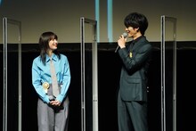 左から広瀬すず、松坂桃李。