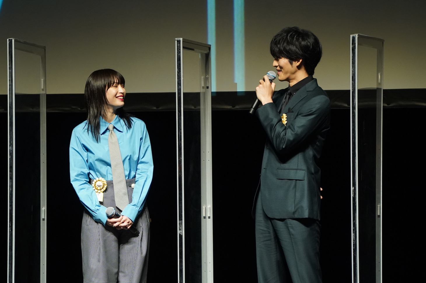 左から広瀬すず、松坂桃李。