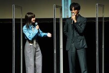 左から広瀬すず、松坂桃李。