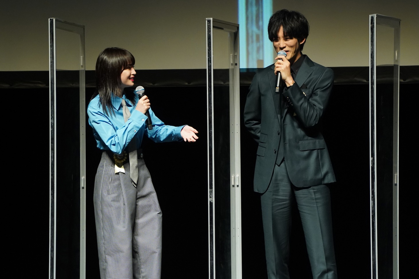 左から広瀬すず、松坂桃李。