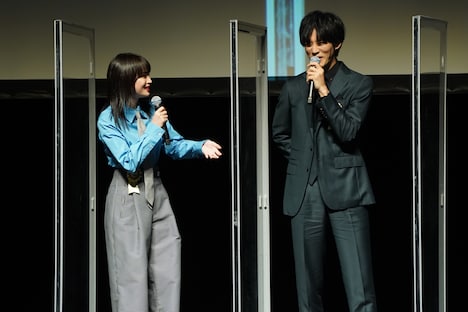 左から広瀬すず、松坂桃李。