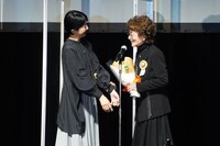 左から早川千絵、倍賞千恵子。