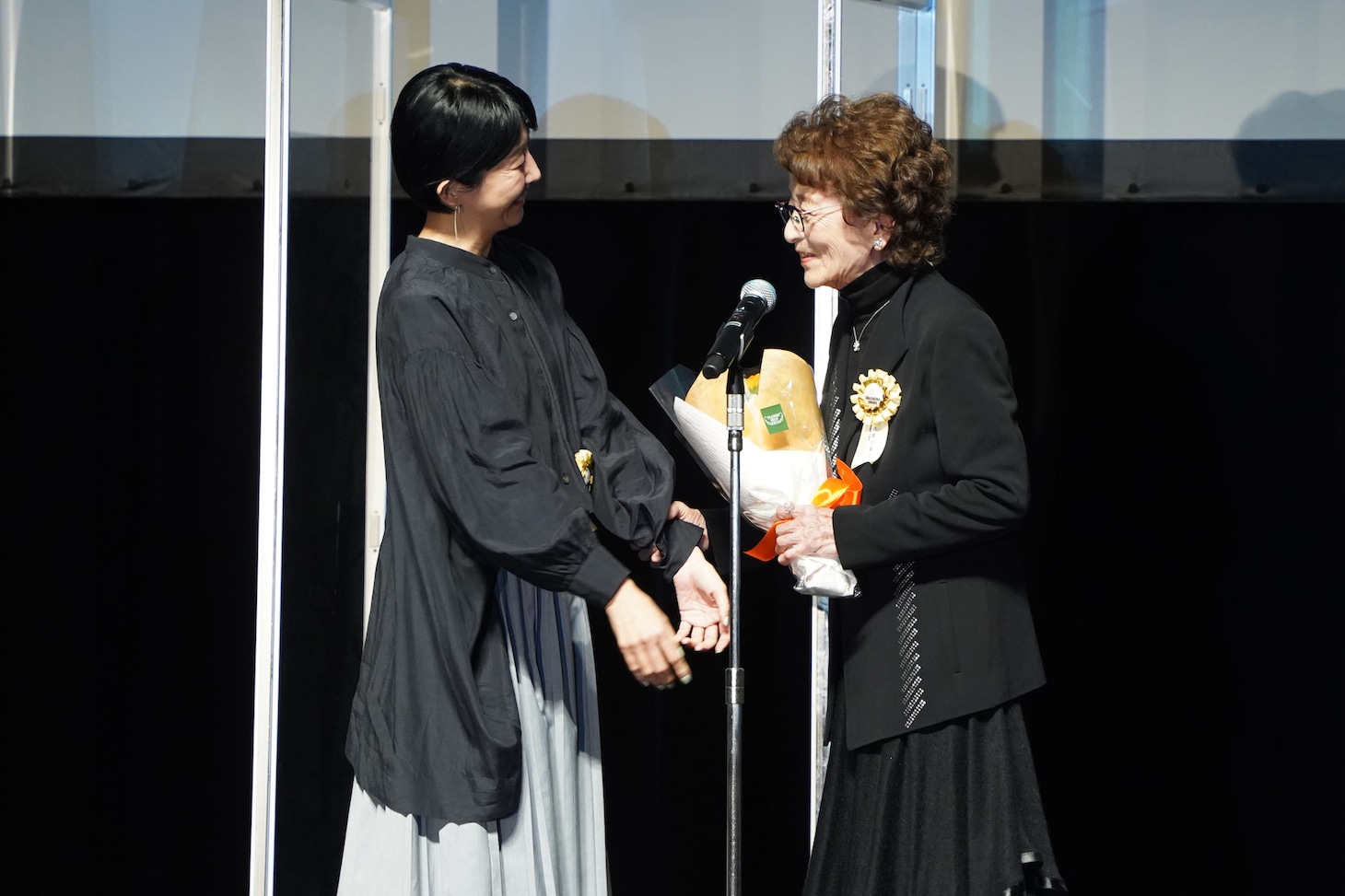 左から早川千絵、倍賞千恵子。