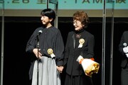 手をつなぐ早川千絵（左）と倍賞千恵子（右）。