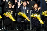 左から倍賞千恵子、佐藤二朗、宮本信子。