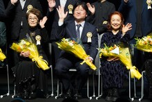 左から倍賞千恵子、佐藤二朗、宮本信子。