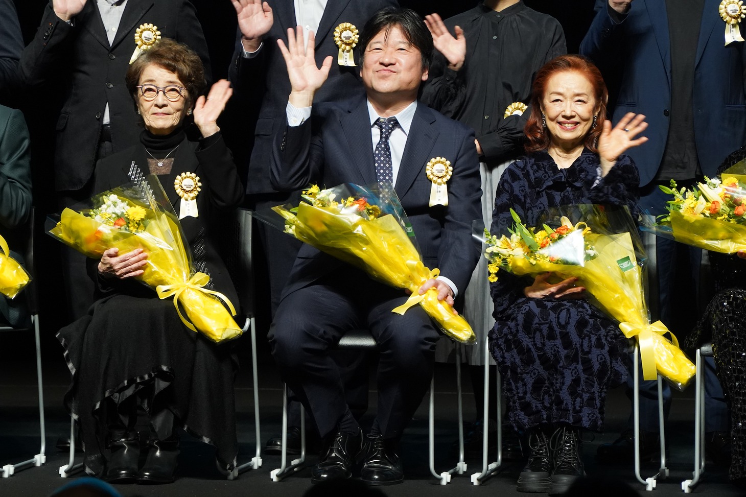 左から倍賞千恵子、佐藤二朗、宮本信子。