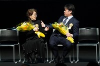 退場時、最後に2人だけ残された倍賞千恵子（左）と佐藤二朗（右）。
