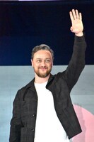 観客に手を振るジェームズ・マカヴォイ。