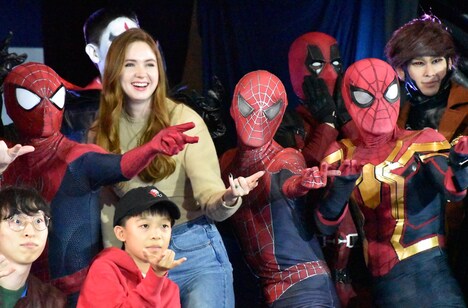 コスプレイヤーやクリエイターたちと記念撮影をするカレン・ギラン（中央左）。