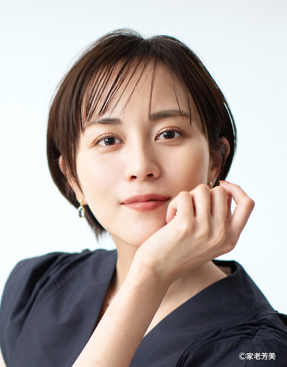 武蔵裕子役の比嘉愛未。