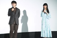 松村北斗が散髪したことに気付き、「似合ってます」と声を掛ける新海誠（左）と原菜乃華（右）。