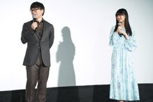 松村北斗が散髪したことに気付き、「似合ってます」と声を掛ける新海誠（左）と原菜乃華（右）。