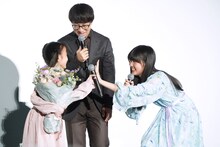 山根あん（左）との再会を喜ぶ原菜乃華（右）。