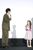 念願の初対面に喜び、笑顔を交わす松村北斗（左）と山根あん（右）。