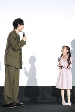 念願の初対面に喜び、笑顔を交わす松村北斗（左）と山根あん（右）。