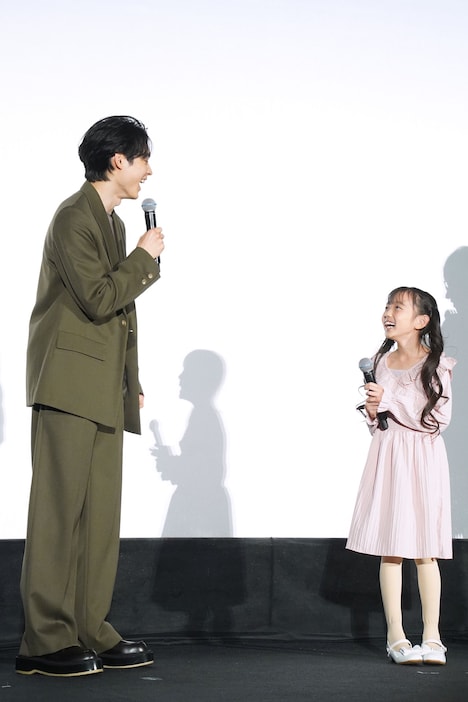 念願の初対面に喜び、笑顔を交わす松村北斗（左）と山根あん（右）。