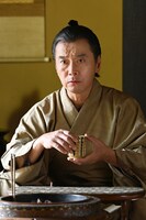 尾美としのり演じる勝海舟。