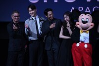 左から三池崇史、コ・ギョンピョ、チョン・ヘイン、キム・へジュン、ミッキーマウス。