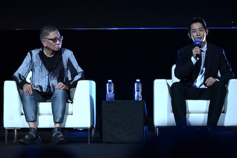 左から三池崇史、チョン・ヘイン。