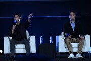 「虹が見えた」と語る柳楽優弥(左)。