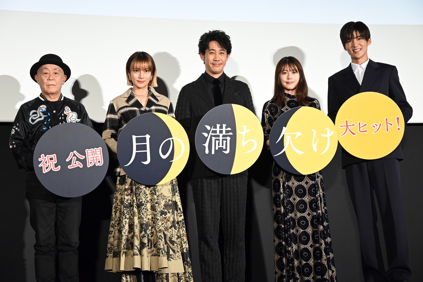 「月の満ち欠け」公開前夜祭舞台挨拶の様子。左から廣木隆一、柴咲コウ、大泉洋、有村架純、目黒蓮。