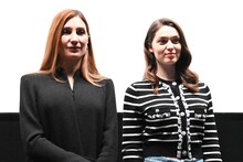 「あのこと」公開記念来日舞台挨拶の様子。左からオードレイ・ディヴァン、アナマリア・ヴァルトロメイ。