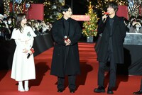 左から橋本環奈、吉沢亮、中川大志。