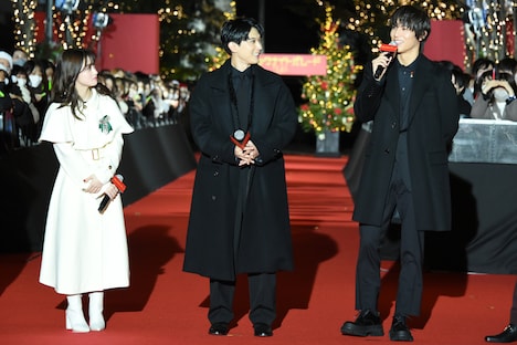 左から橋本環奈、吉沢亮、中川大志。