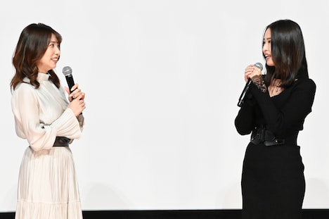 左から山岸逢花、只埜なつみ。