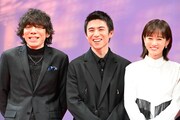 左から三浦大輔、中尾明慶、前田敦子。