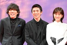 左から三浦大輔、中尾明慶、前田敦子。